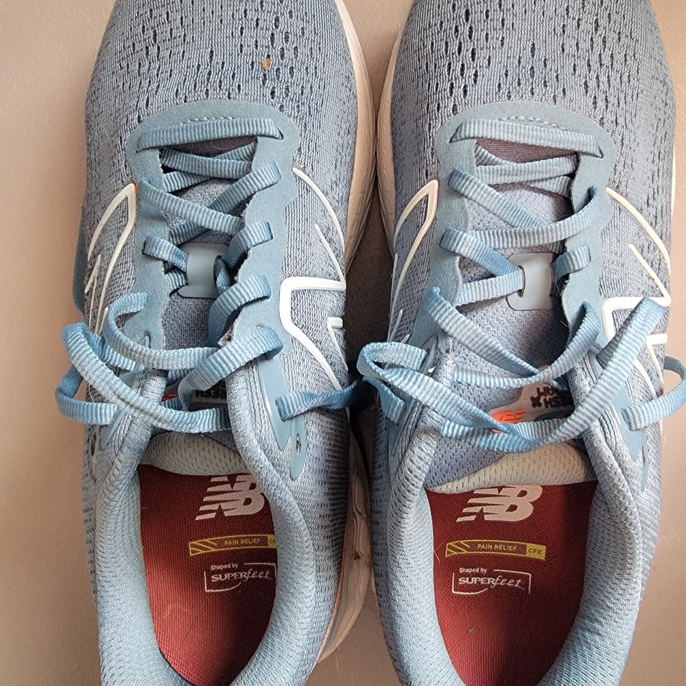 Mens new balance tennis shoes excellent condition